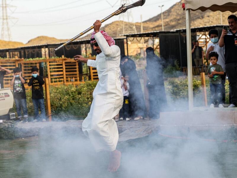 Taashir is a war dance performed in Taif