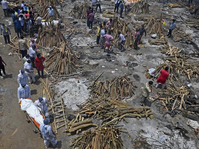 Family members and relatives prepare the funeral pyre 