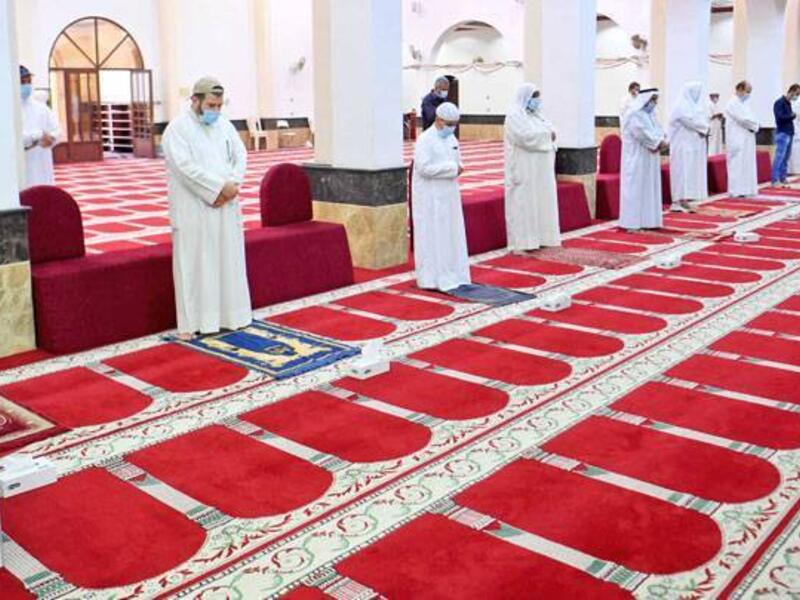 الكويت: سمحت وزارة الأوقاف والشؤون الإسلامية للرجال بأداء الصلاة داخل المسجد، فيما يسمح للنساء الصلاة في الباحات مع تطبيق الجميع للاشتراطات الصحية من ارتداء للكمامات والتباعد الجسدي.