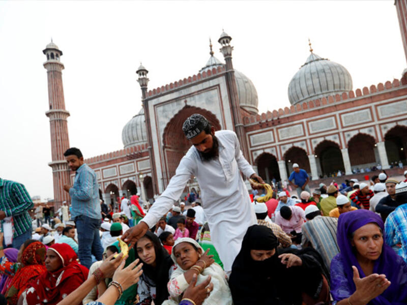 الهند: بعض المساجد في الهند، تواصل ختم القرآن في التراويح كل يومين أو 3 أيام ويسمونها "شَبينهْ" أي "ليليةً"، ومثل هذه التراويح تستمر إلى ما بعد منتصف الليل، بل وإلى الفجر أحيانًا ويُتلَى فيها القرآن بسرعة مذهلة.