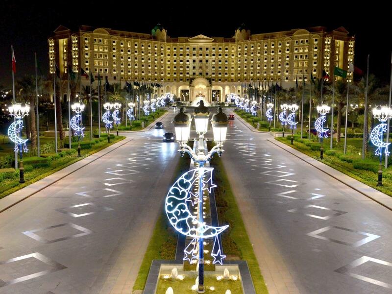 السعودية / الرياض: ستكون ساعات الصيام في أول يوم 14 ساعة، فيما ستصل في آخر يوم الى 14 ساعة و42 دقيقة.