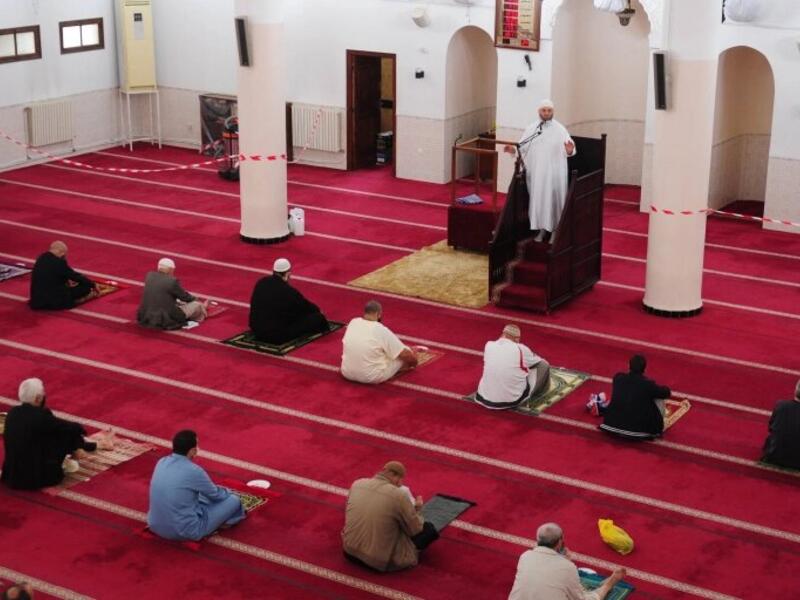 الجزائر: وافقت الحكومة على أن تفتح المساجد لصلاتي العشاء والتراويح قبل الأذان بـ15 دقيقة، وتغلق بعد التراويح بـ15 دقيقة، بالإضافة الى فتح الأماكن المخصصة لاستقبال النساء، باستثناء النساء الحوامل.