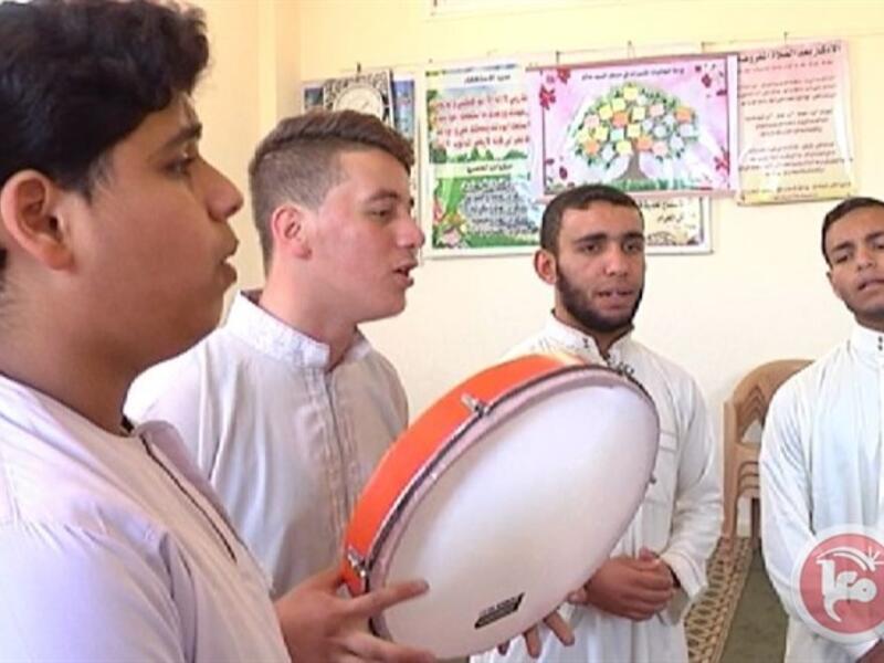 المغرب: يضربون النفير 7 مرات للسحور بمجرد أن يتأكد دخول الشهر، وبعدها على الفور، ينزل أهل المغرب إلى الشوارع ليهنئون جيرانهم، قائلين عبارة "عواشر مبروكة"، وهذه العبارة تقال بالعامية المغربية، وتعني "أيام مباركة"، ويحدث هاذ التقليد مع بداية دخول العواشر الـ3 لشهر رمضان، وهم عشر الرحمة، وعشر المغفرة، وعشر العتق من النار.