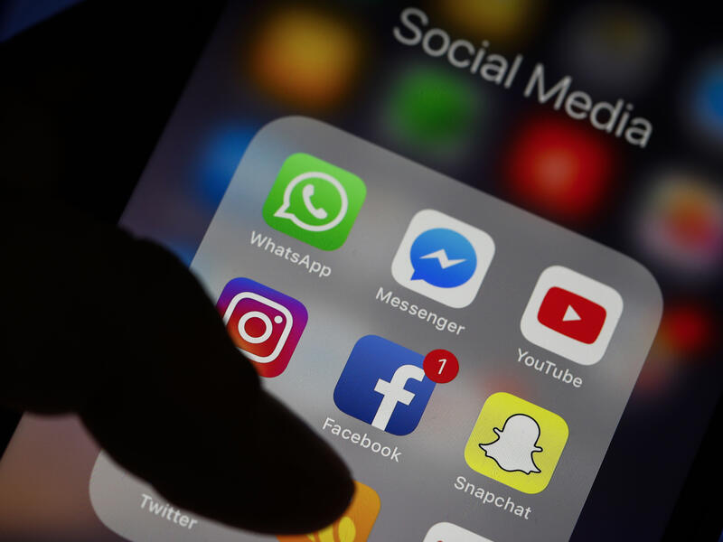 تشير الدراسات إلى أن مشاهدة صور هدايا ومشتريات الآخرين باهظة الثمن على وسائل التواصل الاجتماعي