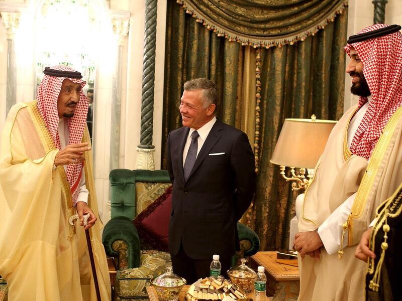 الملك عبدالله برفقة الملك سلمان بن عبدالعزيز وولي العهد محمد بن سلمان
