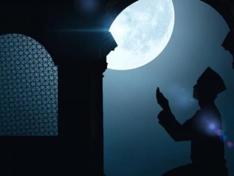تسميتها: سميت بليلة القدر بمعنى "القدر والشرف"، تُكتب فيها المقادير، وهي الليلة التي أنزل الله بها القرآن على خاتم الأنبياء والمرسلين سيدنا محمد ﷺ.