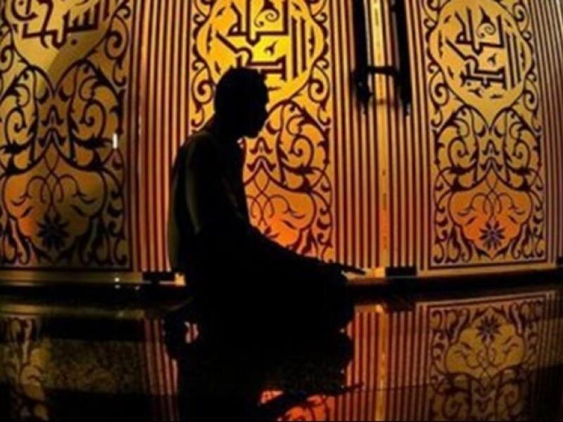 وتابع ﷺ: اللهم إني أسألك الجنة وما قرب إليها من قول أو عمل، وأعوذ بك من النار وما قرب إليها من قول أو عمل، اللهم إني أسألك مما سألك منه محمد صلى الله عليه وسلم، وأعوذ بك مما استعاذ منه محمد صلى الله عليه وسلم، اللهم ما قضيت لي من قضاء فاجعل عاقبته لي رشدًا.