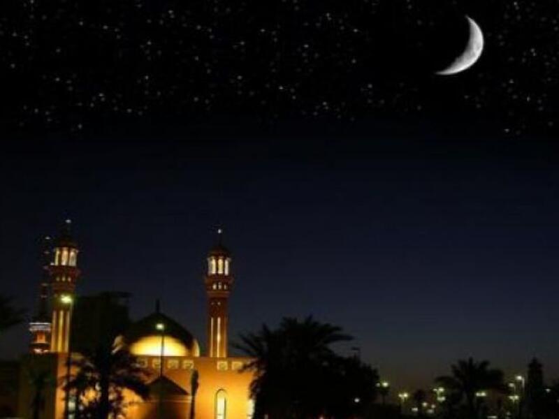 العلامة الثالثة: ليلة معتدلة "لا هي حارة ولا باردة"، فقد قال فيها الرسول ﷺ (ليلة طلقة لا حارة ولا باردة تصبح الشمس يومها حمراء ضعيفة) رواه ابن خزيمة وصححه الألباني.