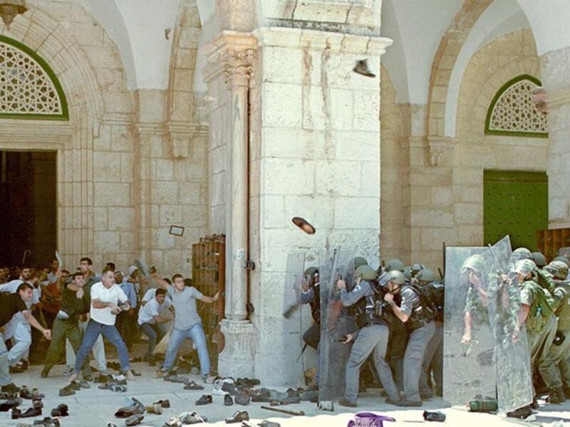 25 سبتمبر 1996: أقدمت قوات الاحتلال على فتح نفق أسفل المسجد الأقصى، بعد محاولتين فاشلتين لفتحه، كانت المرة الأولى عام 1986 والثانية عام 1994، مثيرًا غضب سكان القدس، ودعي عبر مكبرات الصوت في المساجد، للتحرك صوب المنطقة من أجل إفشال مخططات الاحتلال، وعلى إثره تم التصدي للجموع التي احتشدت في القدس بالرصاص والاعتقالات.