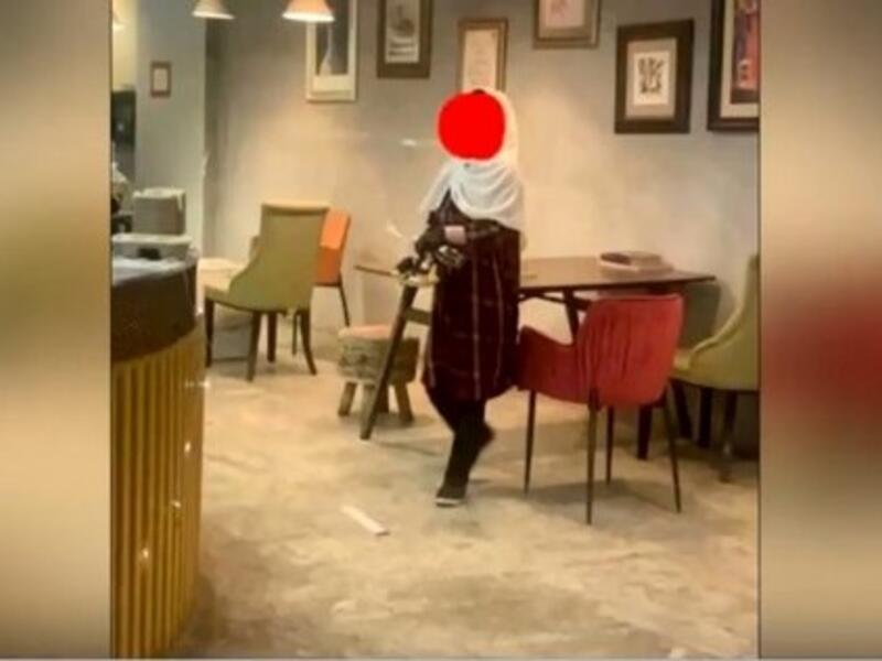 مشهور يغافل فتاة تعمل بالمقاهي ليصورها ويسخر منها