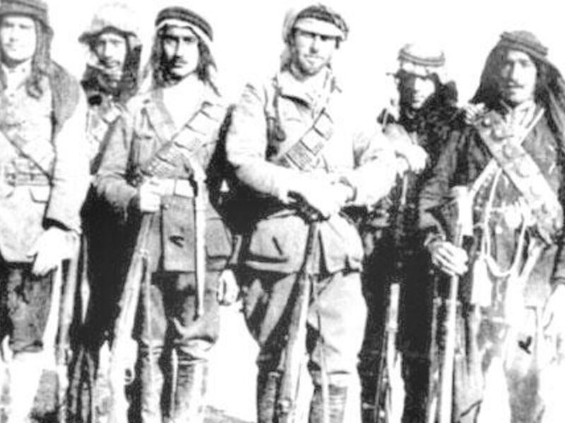 ثم وضعها أبناء المدن وذلك بأمر من قيادات الثورة آنذاك وكان السبب أن الإنجليز بدؤوا باعتقال كل من يضع الكوفية على رأسه ظنًا منهم أنه من الثوار فأصبحت مهمة الإنجليز صعبة باعتقال الثوار بعد أن وضعها كل شباب وشيوخ القرية والمدينة.