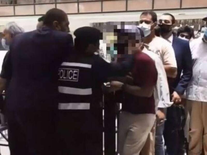 شرطي كويتي يعتدي على وافد