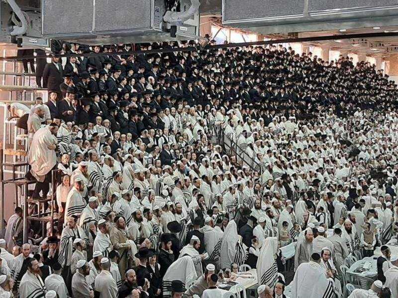 الكنس اليهودية: أقامت سلطات الاحتلال أكثر من 100 كنيس يهودي في محيط المسجد الأقصى وفي البلدة القديمة، بعضها صغير وبعضها الآخر ضخم، ومنها: كنيس خيمة إسحق وكنيس جوهرة إسرائيل"وكنيس "الخراب".