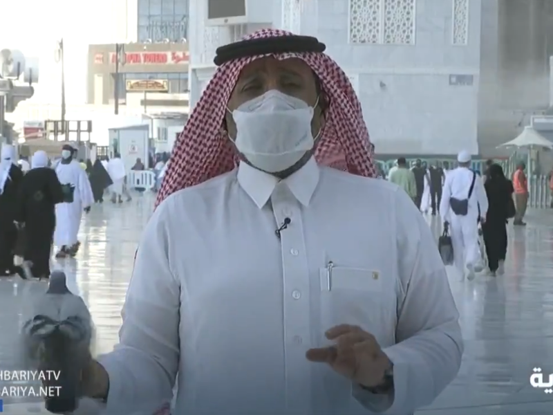 حمامة حطّت على يد مراسل قناة الإخبارية في الحرم المكي