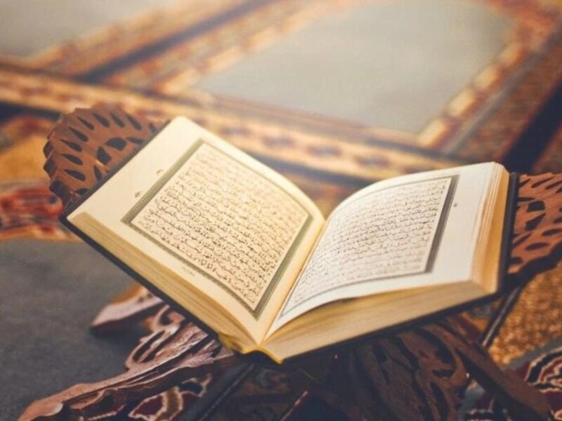 تحري ليلة القدر: ندب النبي صلى الله عليه وسلم أمته إلى أن تتحرى ليلة القدر في شهر رمضان  كله، وفي العشر الأواخر منه خاصة، وفي أوتارها على أخص الخصوص، ومعنى تحريها: الحرص على إدراكها بعمل الخير والطاعة حتى يكتب للمرء ذلكم الأجر العظيم المعد لقائميها.