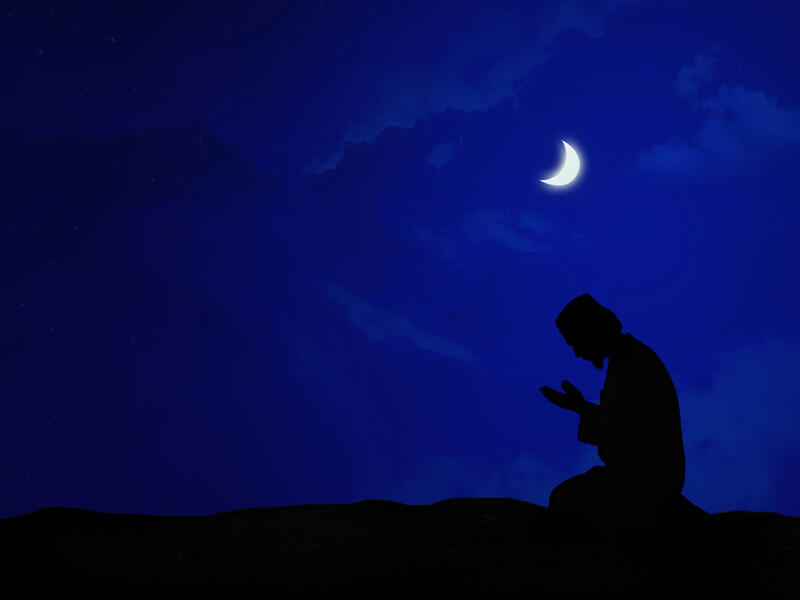 العلامة الرابعة: ليلة قوية الإضاءة ولا يُرمى فيها بنجم، أي: لا ترى فيها الشهب التي ترسل على الشياطين، وقد ثبت عند الطبراني بسند حسن، أن النبي ﷺ قال (إنها ليلة بلجة -أي: منيرة- مضيئة، لا حارة ولا باردة، لا يرمى فيها بنجم).