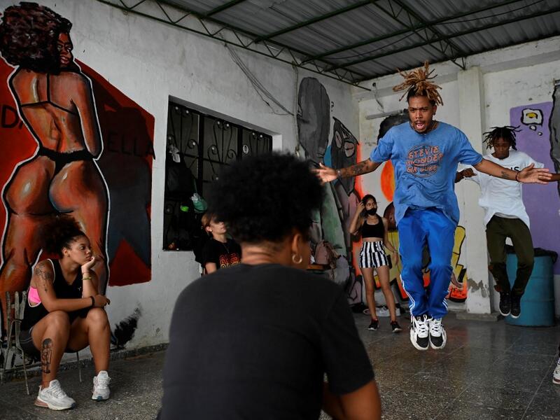 Cuban dance troupe Datway becomes popular 