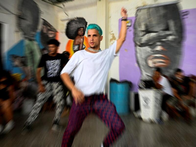 Cuban dance troupe Datway becomes popular 