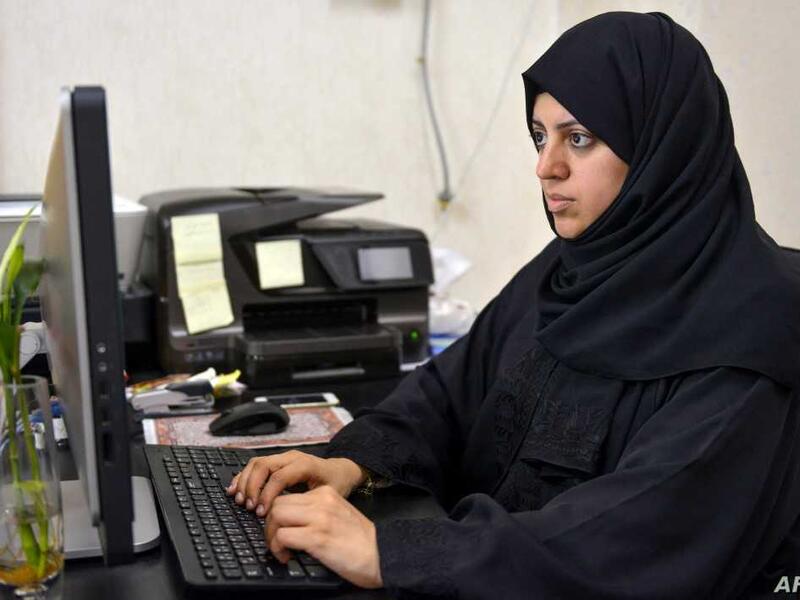 أما نسيمة السادة (حياتها الشخصية): من محافظة القطيف، وكانت تكتبُ بصفتها كاتبة عمود في عددٍ من المواقع الإخبارية السعودية والعربية حيثُ كانت تُركِّز في مقالاتها ونصوصها على حقوق المرأة في السعودية بما في ذلك مشاركة في الشأنِ السياسي كما تحدثت عن قوانين الجنسية السعودية وقادت حملة لإنهاء العنف ضد المرأة.