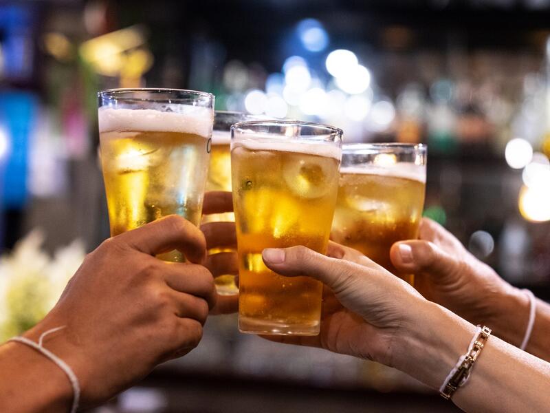 ولاية كونيتيكت: أُطلقت حملة بعنوان CTDrinksOnUs، تشارك فيها المطاعم في تقديم مشروبات كحولية وغير كحولية مجانية لسكان الولاية من حاملي وثائق التطعيم.