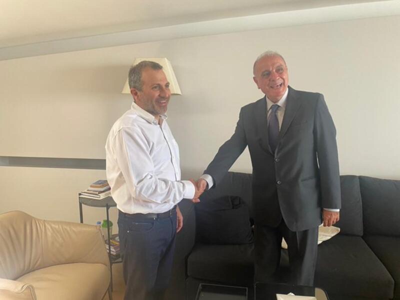 MP Gebran Bassil with the father of Yasmine Masri, who told Arab News the lawmaker ‘coerced’ her dad to apologize. Masri defiantly vows to ‘never shut up’. (Twitter)