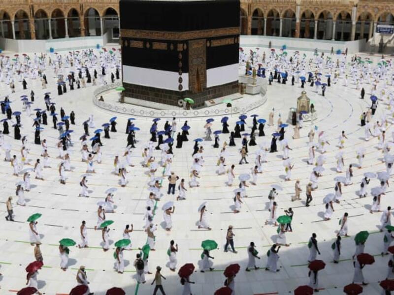 ترك طواف الإفاضة: وذلك لقول الله سبحانه وتعالى: (ثُمَّ لْيَقْضُوا تَفَثَهُمْ وَلْيُوفُوا نُذُورَهُمْ وَلْيَطَّوَّفُوا بِالْبَيْتِ الْعَتِيقِ)، ووقت طواف الإفاضة بعد الوقوف بعرفة ومزدلفة.