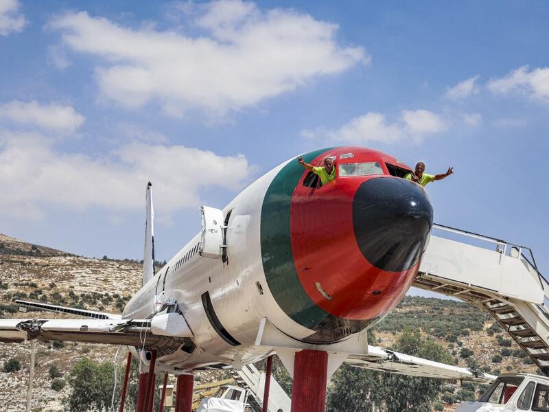 Palestinian twin turn airplane into a restaurant 