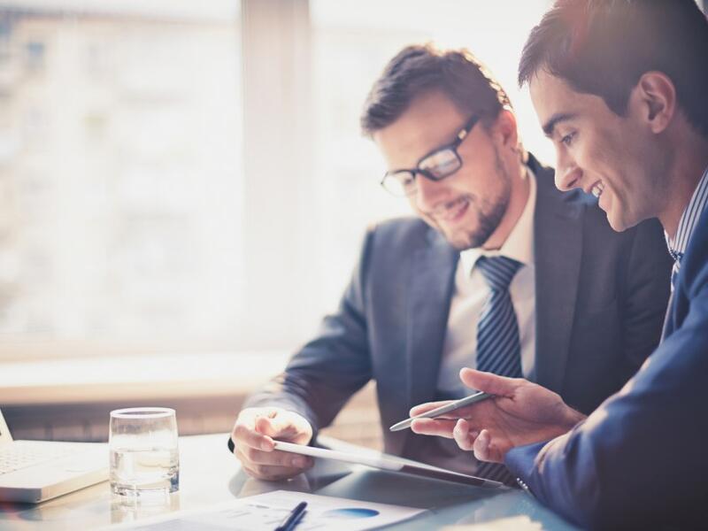 الإقامة الذهبية لـ10 سنوات: المستثمرون في استثمارات عامة، أصحاب المواهب (مثل العلماء+ المبدعون من أهل الثقافة والفن + المخترعون + أصحاب النخبة + المدراء التنفيذيون + الأطباء وأصحاب الاختصاص).