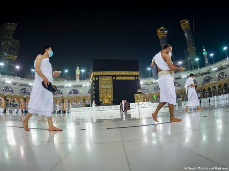 الشرك بالله أو الردة: يبطل إسلام المرتد أو المشرك وبالتالي تبطل كل أعماله، فإذا اتجه المرتد أو المشرك لأداء فريضة الحج قبل أن يتوب إلى الله توبة نصوحا، ويرجع إلى دينه فإن حجه باطل، وبالتالي فلا يجوز أن يسافر إلى مكة قبل أن يعلن إسلامه مرة أخرى.