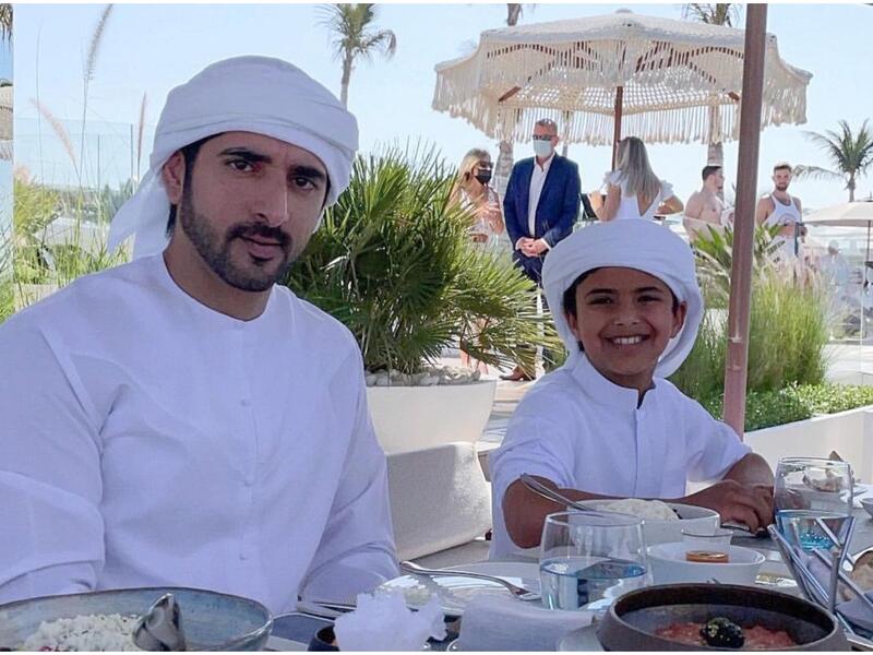 Sal: تناول الشيخ حمدان وجبة طعام هنا مع زميله حيث تقاسم أطباق المأكولات البحرية الفرنسية المتوسطية على الشرفة، يقع المطعم في برج العرب، جميرا، يوميًا من الساعة 10 صباحًا حتى 7 مساءً هاتف: 7600 301 (04).
