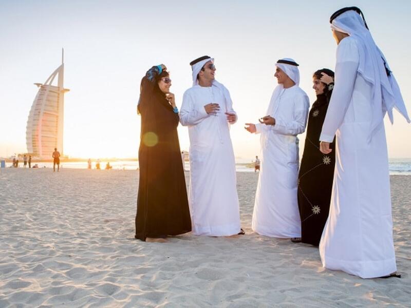 كما يستطيع الحاصل على الإقامة الذهبية أن يقوم بتحسين نمط حياته، ومستوى العيش للفئات التي تمتلك مستوى معيشي منخفض، كما يحظى بفرصة العمل لرجال الأعمال وأصحاب المواهب في مجالات مختلفة.