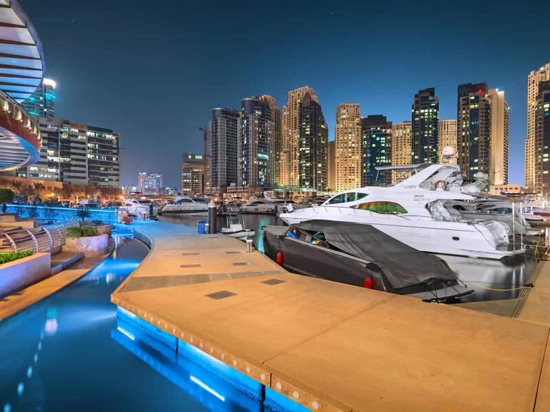 فوائد الإقامة الذهبية في الإمارات: يستطيع الشخص الحاصل على الإقامة الذهبية في الإمارات  أن يعيش في بيئة تدعم الابتكار والإبداع وتأشيرة إقامة طويلة الأمد تتراوح ما بين الخمس سنوات إلى عشر سنوات.