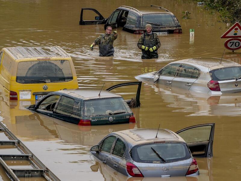 ألمانيا: أودت كارثة فيضانات ضربت غرب ألمانيا قبل أيام بحياة 156 فيما البحث لا يزال جاري عن 155 شخص وانقطاع التيار عن 114 ألف منزل وخسائر قد تكلف شركات التأمين ما يصل إلى خمسة مليارات يورو(5.9 مليار دولار).