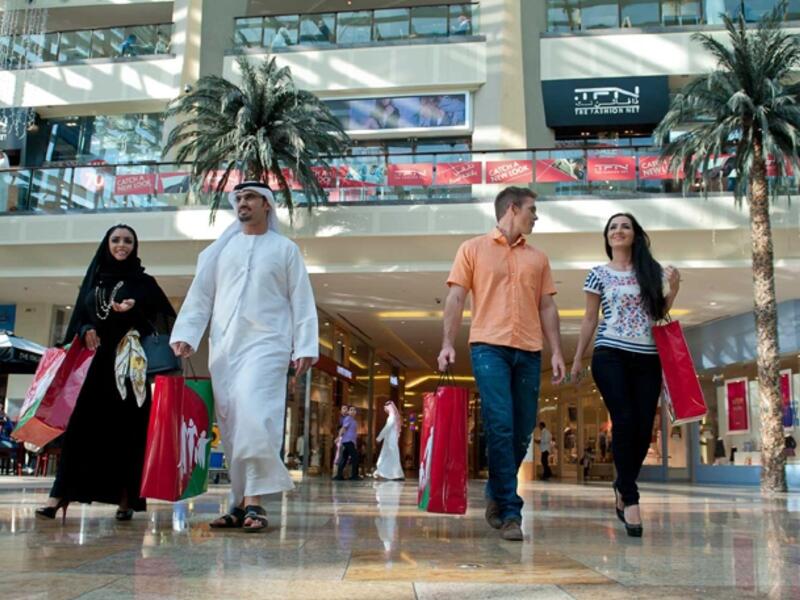 توفر الإقامة الذهبية إمكانية البقاء داخل دولة الإمارات المتحدة العربية لمدة تتراوح ما بين الخمس إلى عشر سنوات وذلك حسب الفئات، في حين أن الإقامة العادية تمنح عامين فقط.