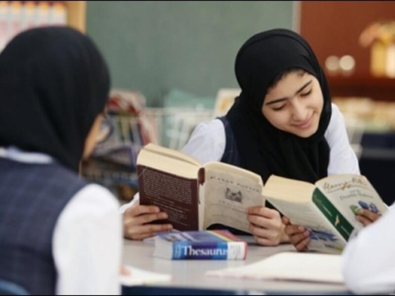 تأشيرة الإقامة لـ5 سنوات: رواد الأعمال والمتفوقون من طلبة الثانوية في العامة والخاصة كذلك طلاب الجامعات داخل وخارج الدولة الحاصلين على معدل تراكمي لا يقل عن 3.75  امتياز عند التخرج.