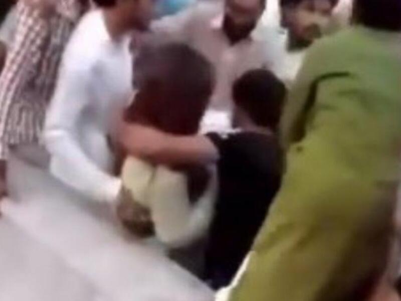 اعتداء 400 شاب على فتاة في باكستان