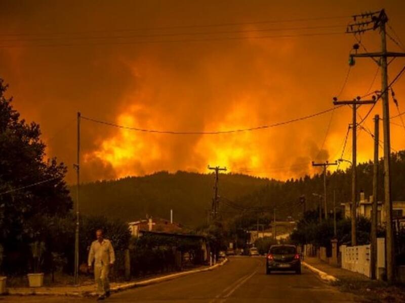 قرر الرئيس الجزائري عبد المجيد تبون يوم الأربعاء إعلان حداد وطني لمدة ثلاثة أيام، ابتداء الخميس، مع تجميد مؤقت لكل الأنشطة الحكومية والمحلية ماعدا التضامنية منها.