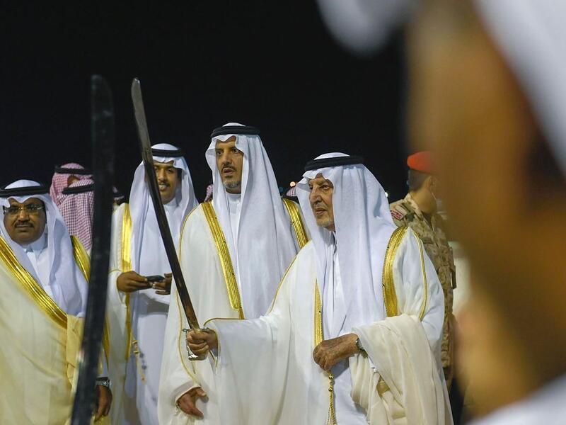 الأمير خالد الفيصل يؤدي العرضة