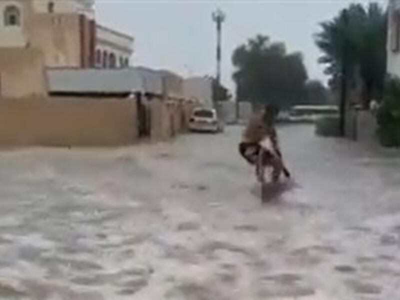 عماني يتزلج وسط إعصار شاهين