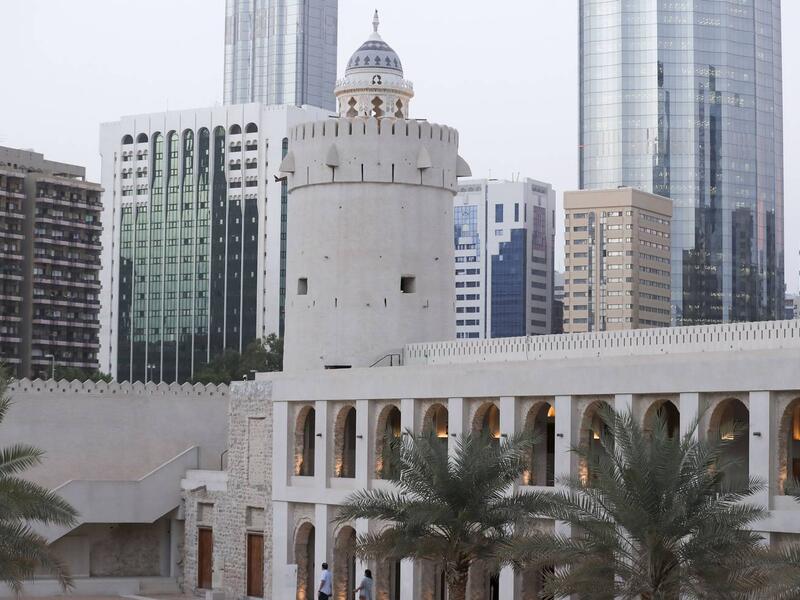مهرجان الحصن في قصر الحصن الذي يعد أحد أكثر الفعاليات الثقافية السنوية شهرة في أبوظبي ويتضمن عروض أفلام وتجارب طهي وحرف يدوية، يبدأ في 25 نوفمبر إلى  4 ديسمبر بهدف الاحتفاء بالتراث والحرفية والفن في الإمارات؛ 15 درهمًا للأطفال من سن 5 إلى 12 عامًا و 30 درهمًا للبالغين.