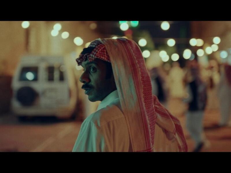 خلق الفيلم بيئة حميمة وتفاعلية في الحارة التي تسكنها هذه الشخصيات، والطبقية في هذه الحارة تتمثل في تقلص فرص ارتقاء السلم المجتمعي، وحتمية البقاء في نفس المكان.