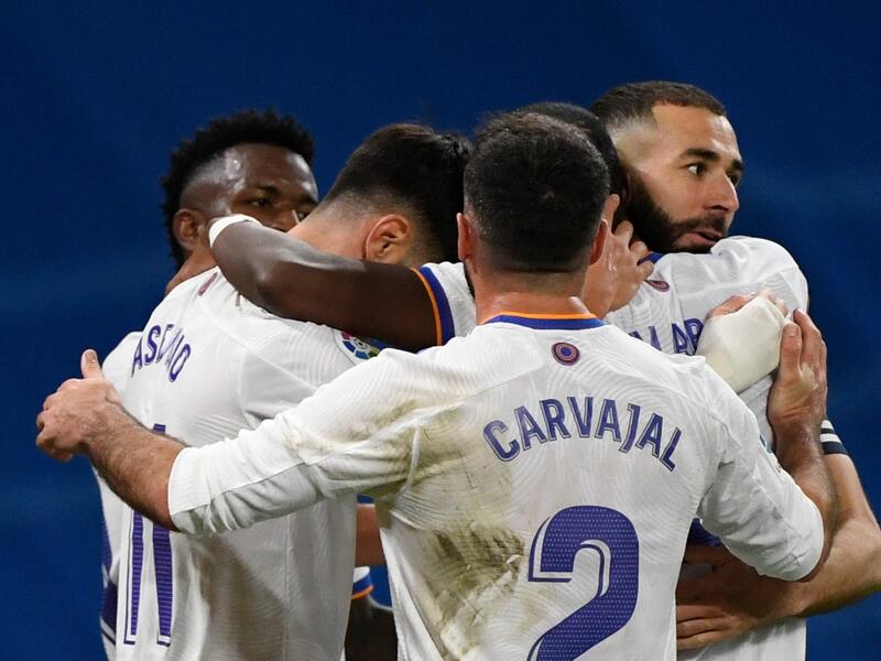 بنزيمة (يمين) يقود هجوم ريال مدريد اليوم أمام غرناطة