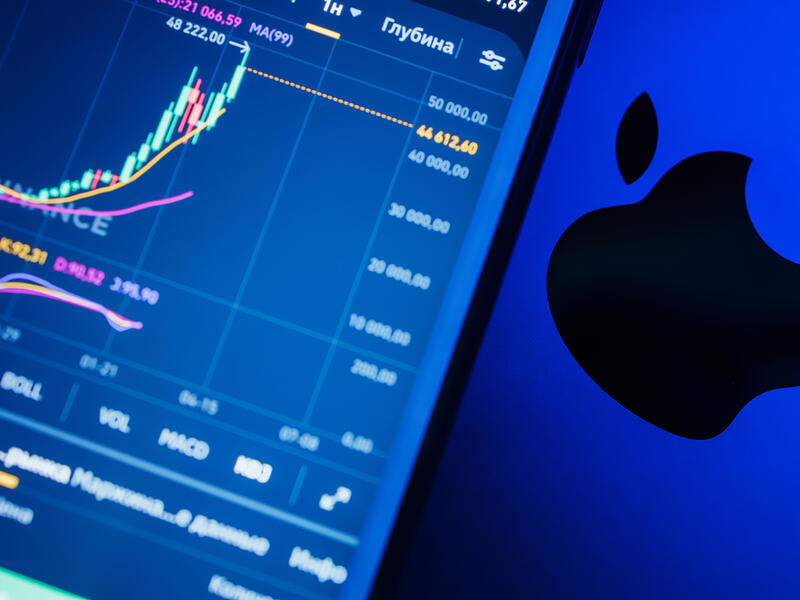 سهم "أبل" يحلق إلى مستوى قياسي جديد