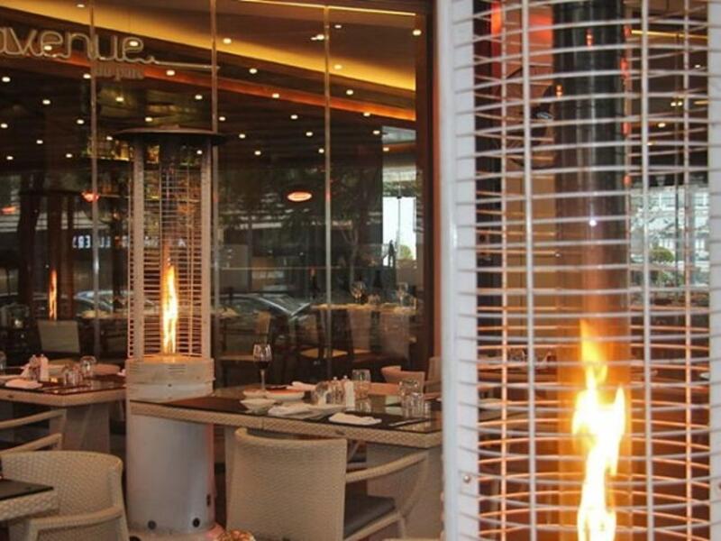 مطعم لو أفينيو- L’Avenue: هو مطعم فرنسي يقدم عدد من الأطباق الفرنسية الكلاسيكية بالإضافة إلى مجموعة مميزة من المعجنات والحلويات الفرنسية الشهيرة والقهوة.