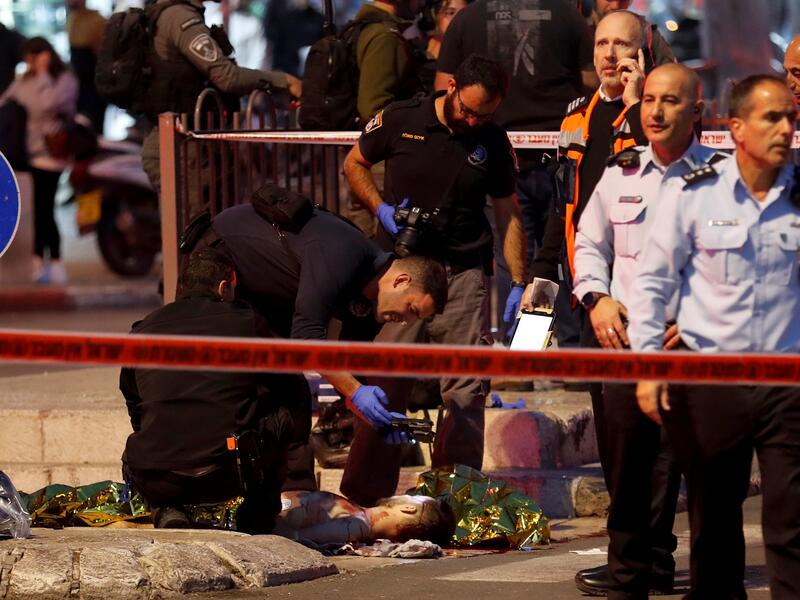 Israeli police shoot to death an injured Palestinian youth