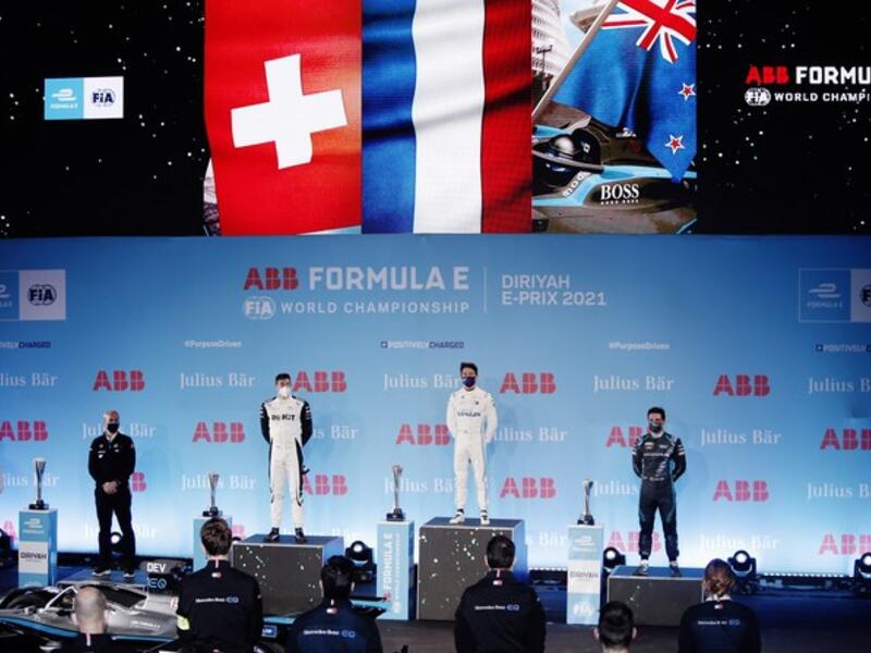الفرق المشاركة في سباق فورمولا اي الدرعية: يشهد السباق 2024 مشاركة أحد عشر فريقًا، ومنهم: فرق جاغوار تي سي إس ريسينغ، تاغ هوير بورشه، مرسيدس إي كيو، دي إس تيكيتاه.