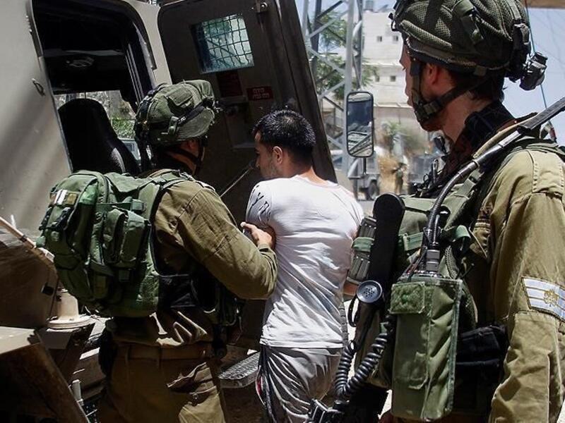الاحتلال الإسرائيلية تعتقل عشرات الفلسطينيين بالضفة الغربية
