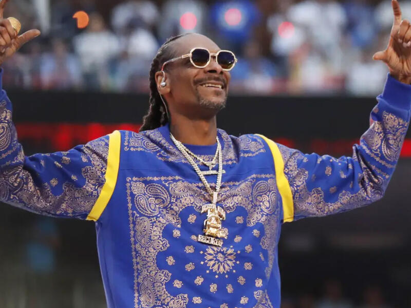  Snoop Dogg smokes a joint before going on stage 
