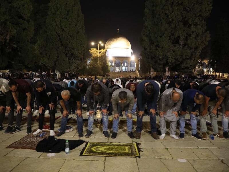جانب من صلاتي العشاء والتراويح في المسجد الأقصى المبارك