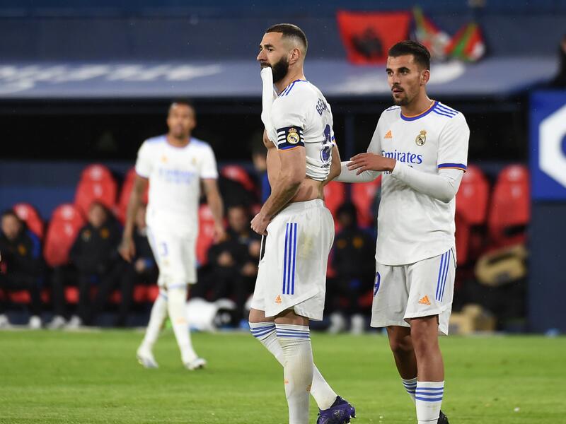 Real Madrid's French forward Karim Benzema (C) reacts after missing a penalty during the Spanish League football match between CA Osasuna and Real Madrid CF at El Sadar stadium in Pamplona on April 20, 2022. (Photo by ANDER GILLENEA / AFP)